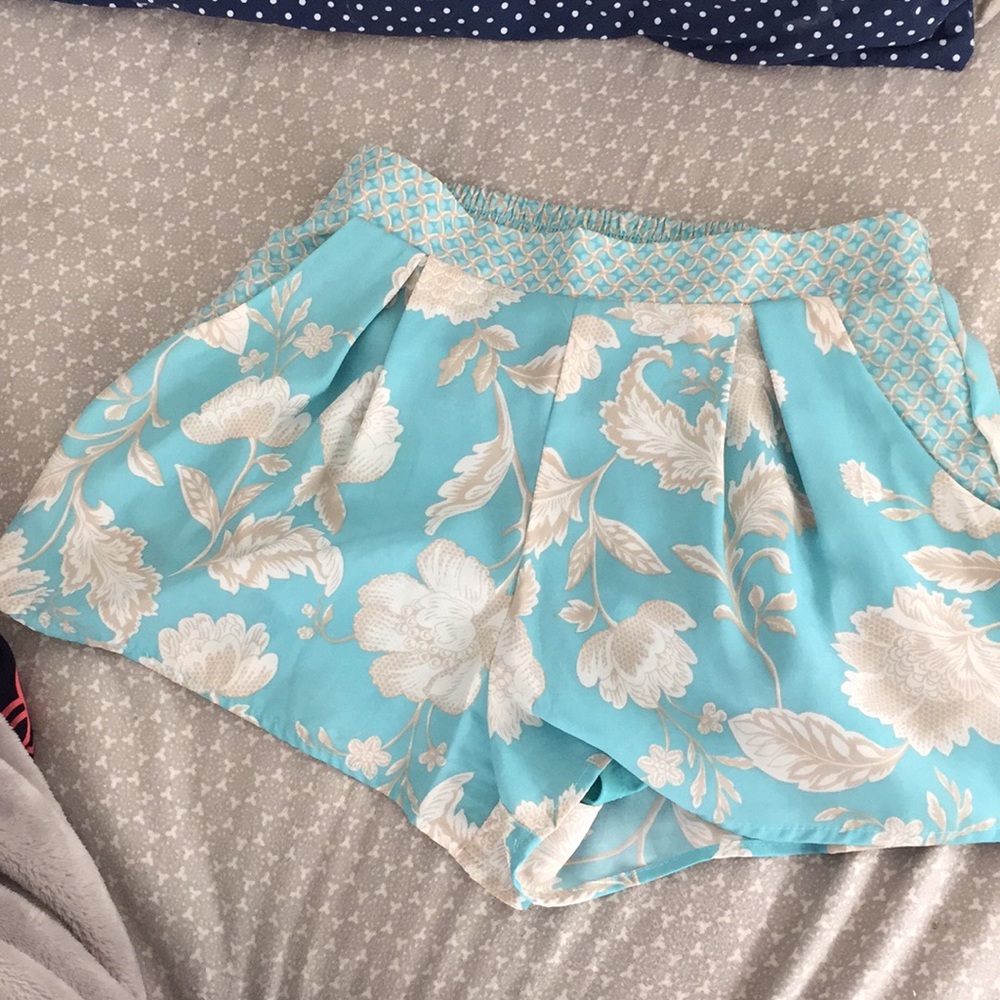 Flowy shorts with elastic waistband and pockets.